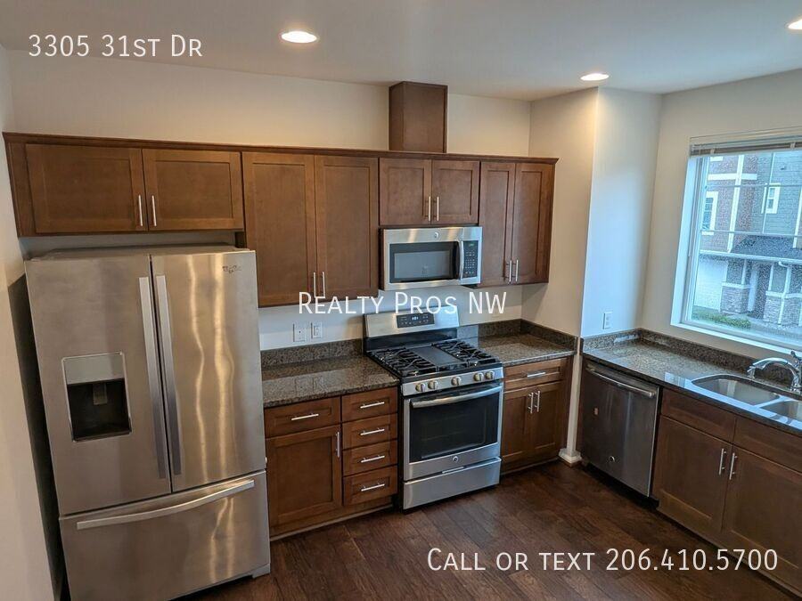 3305 31st Dr - Photo 2 of 12