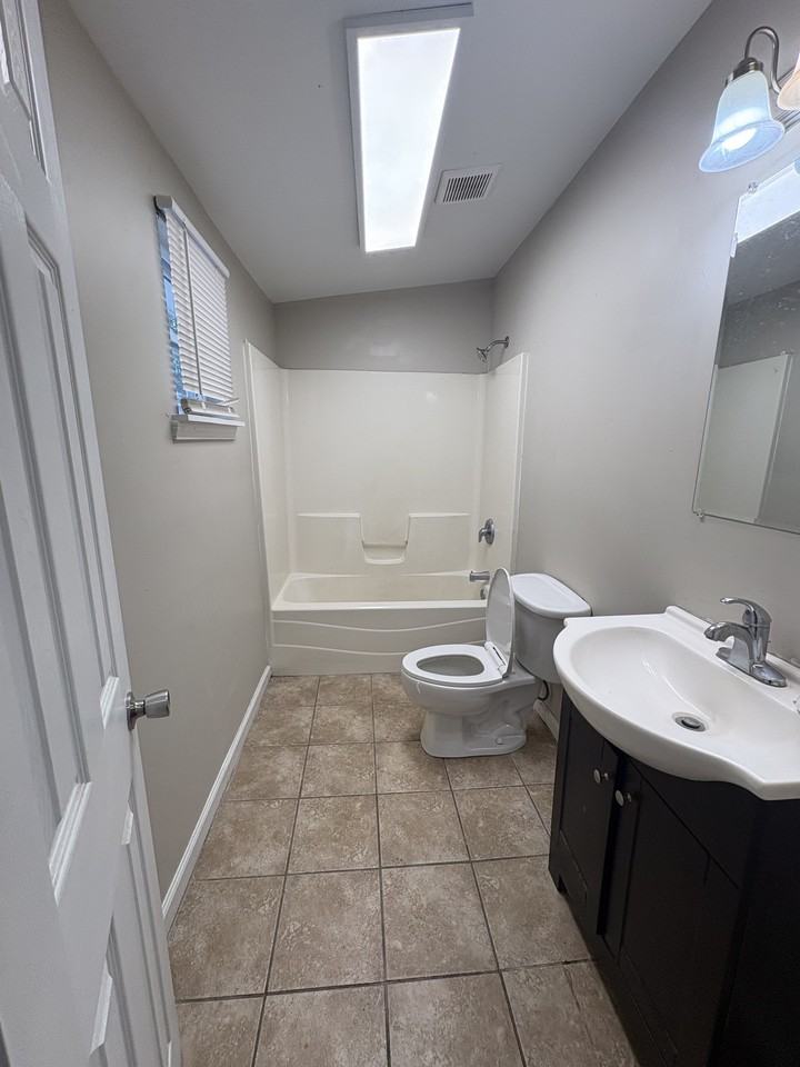 1406 Monck St - Photo 3 of 3