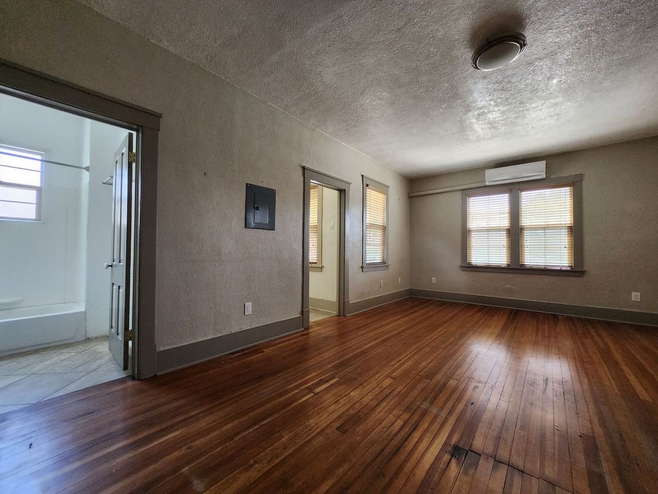 1000 Carteret Ave #5 - Photo 2 of 26