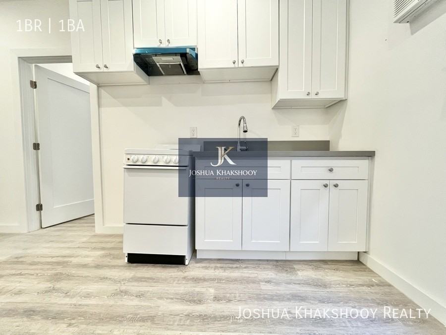 1411 S Burlington Ave #4 - Photo 2 of 5