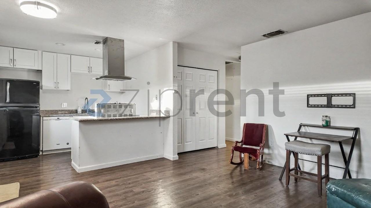 203 Lualan Ln #D - Photo 4 of 31