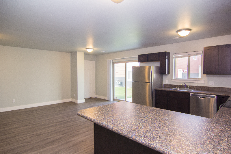 720 10th St W - Photo 4 of 18