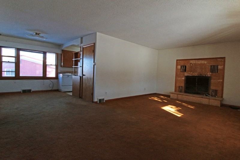 1601 W College St #1 - Photo 3 of 10