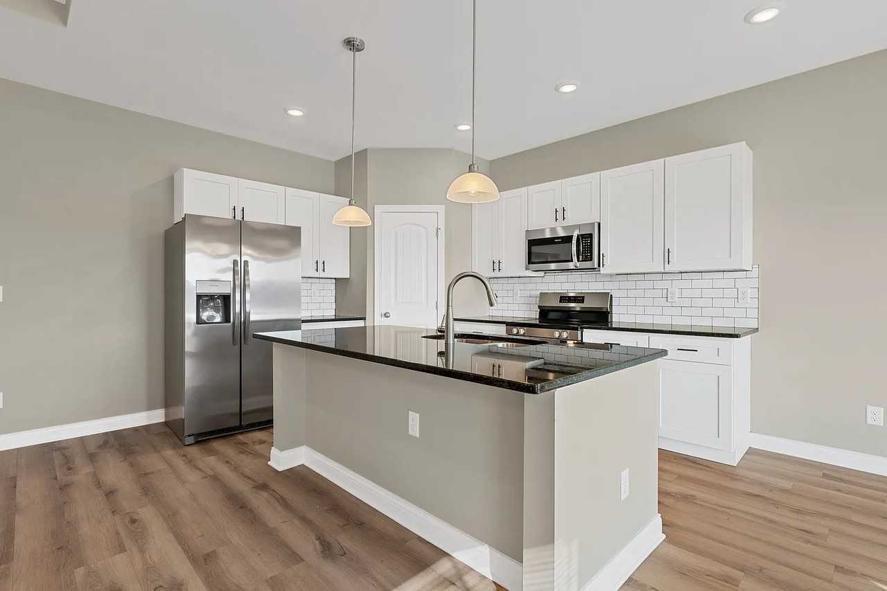 2613 Cedrus Ave - Photo 5 of 19