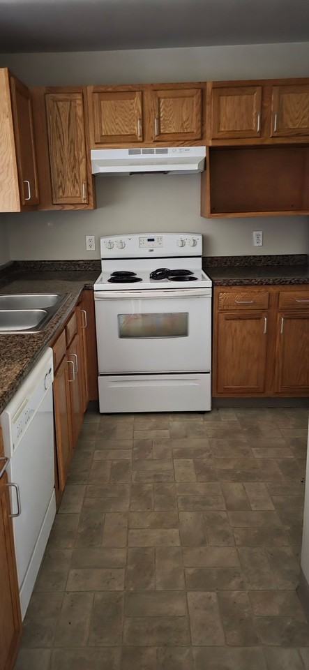 5 Victoria Ln #204 - Photo 2 of 8