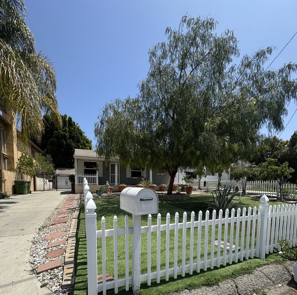 5438 Sylvia Ave #NA - Photo 2 of 14