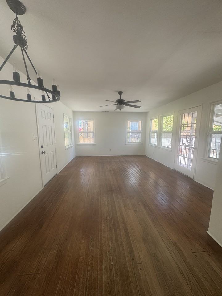 5438 Sylvia Ave #NA - Photo 3 of 14