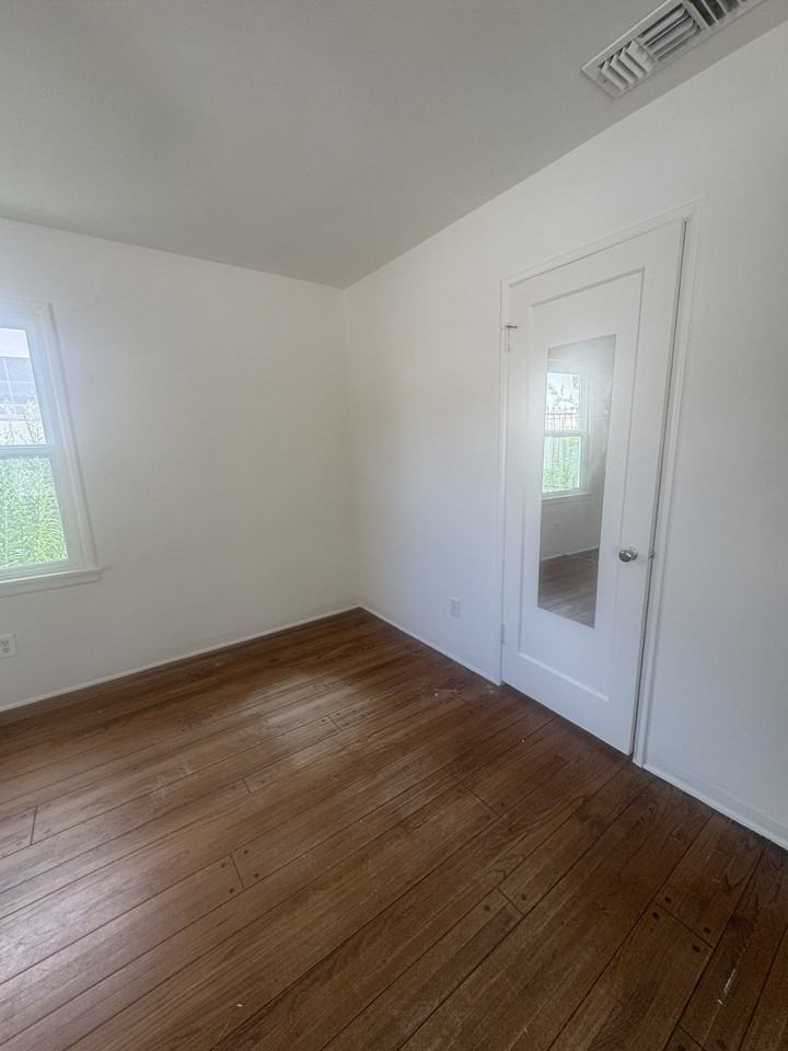 5438 Sylvia Ave #NA - Photo 6 of 14