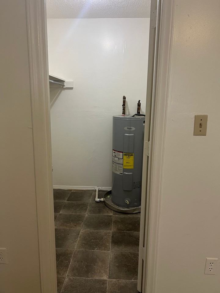 1416 Moorman Ave Nw #D - Photo 5 of 9