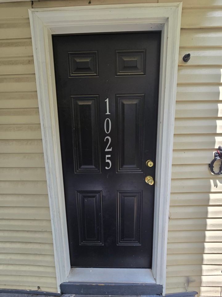 1025 Bradley Ln - Photo 4 of 17