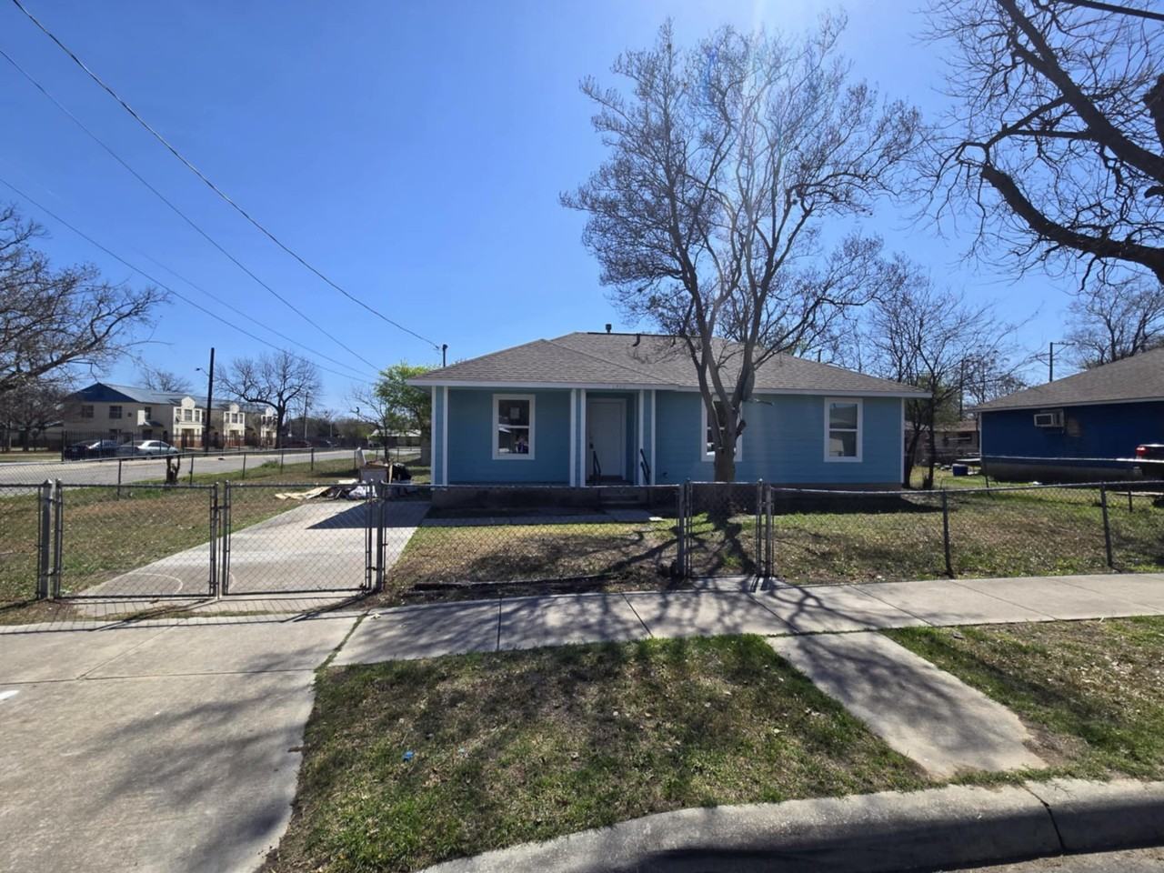 1410 Colima St - Photo 4 of 15