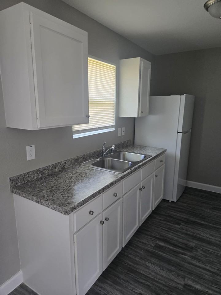 1410 Colima St - Photo 5 of 15