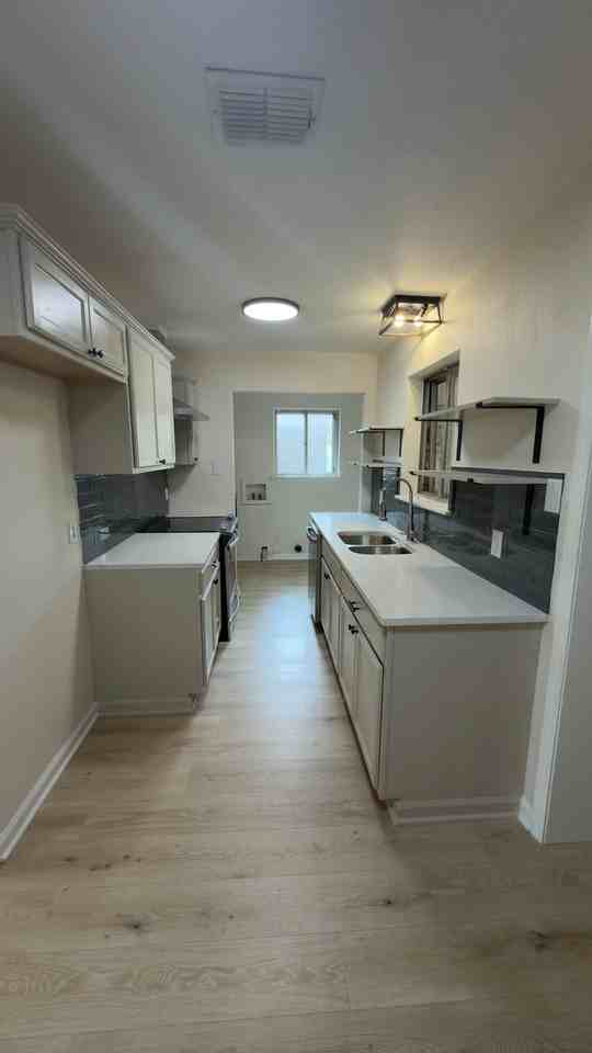 1915 Saturn St - Photo 3 of 15