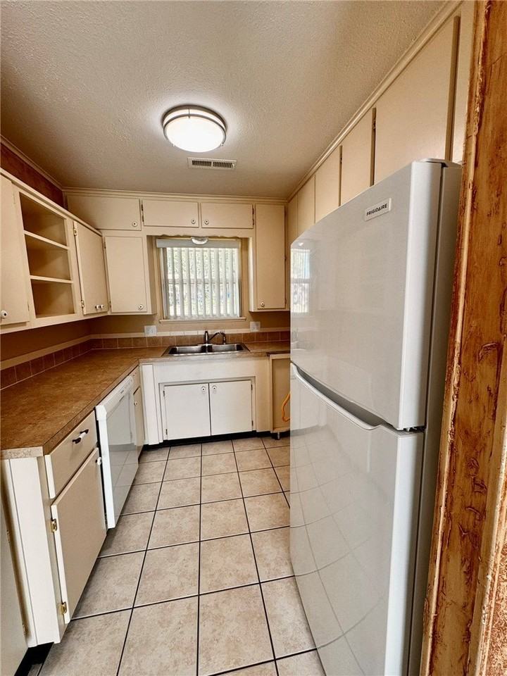 1821 S Beth Dr - Photo 6 of 17