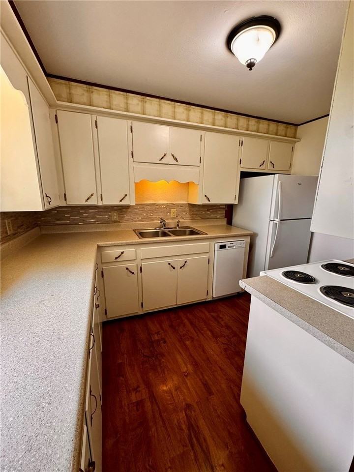307 Sw 12th St - Photo 4 of 14