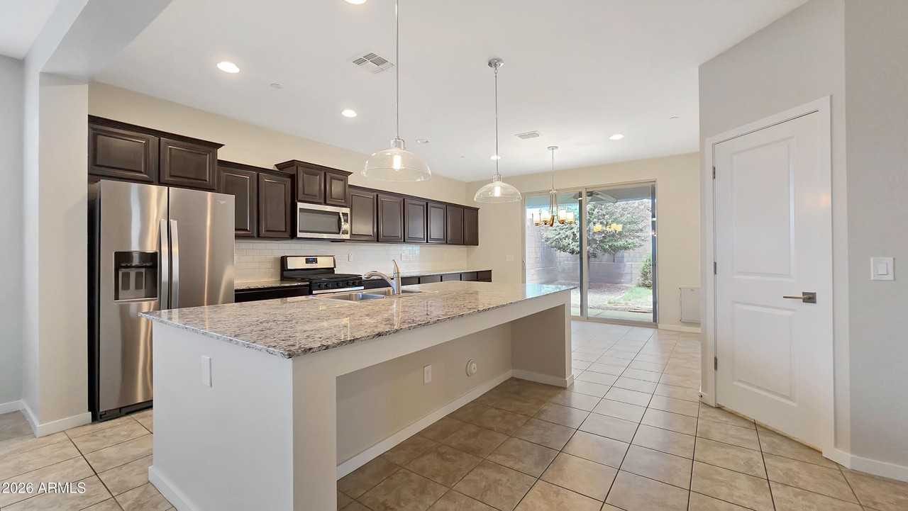 21398 W Holly St - Photo 4 of 35