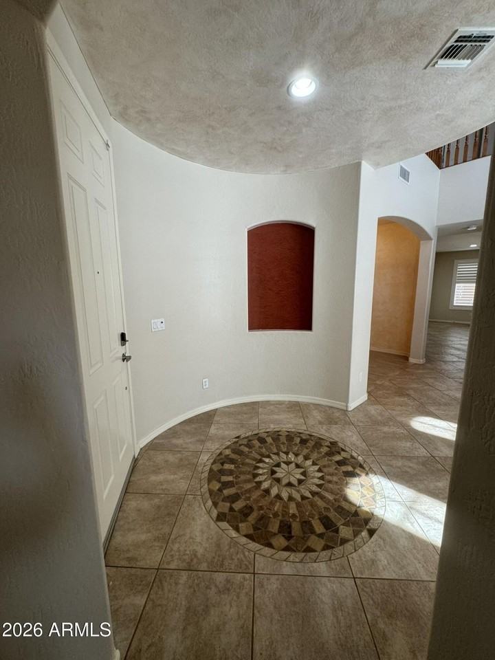 419 W Balsam Dr - Photo 4 of 32