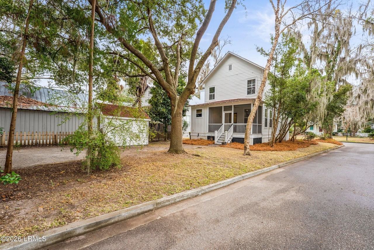 2677 Broad St - Photo 6 of 50