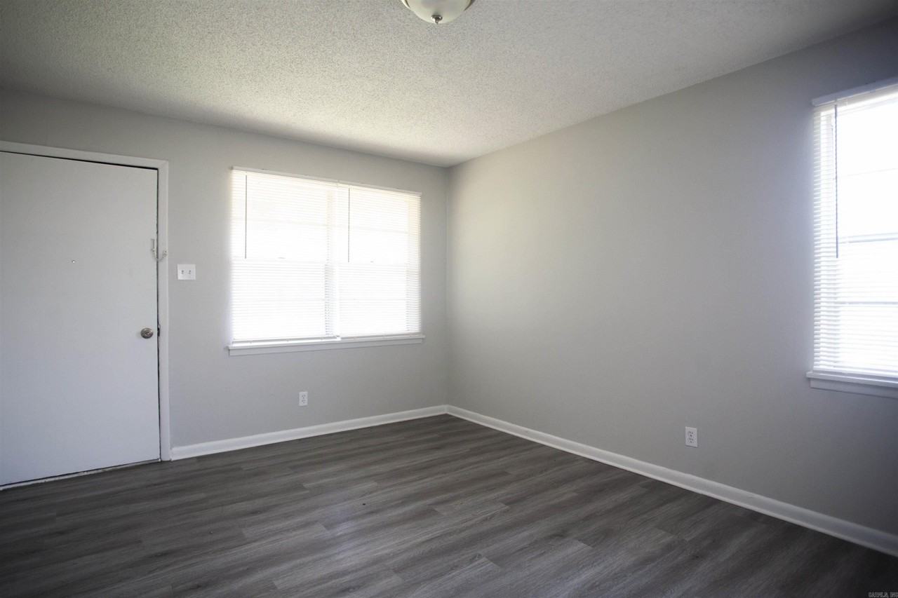 1108 E 11th St - Photo 2 of 9