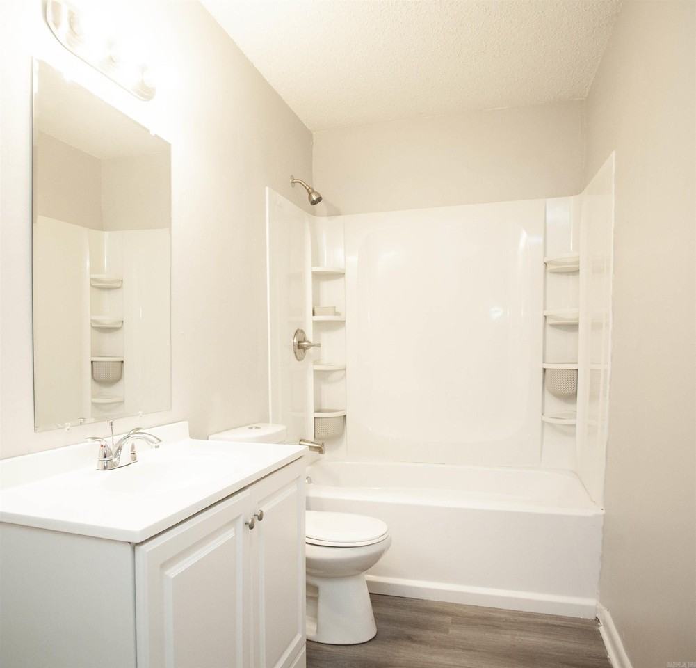 1108 E 11th St - Photo 5 of 9