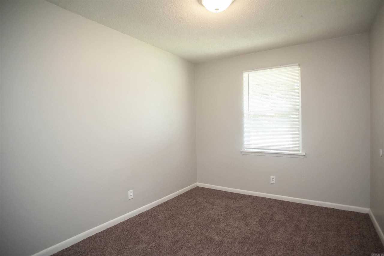 1108 E 11th St - Photo 6 of 9