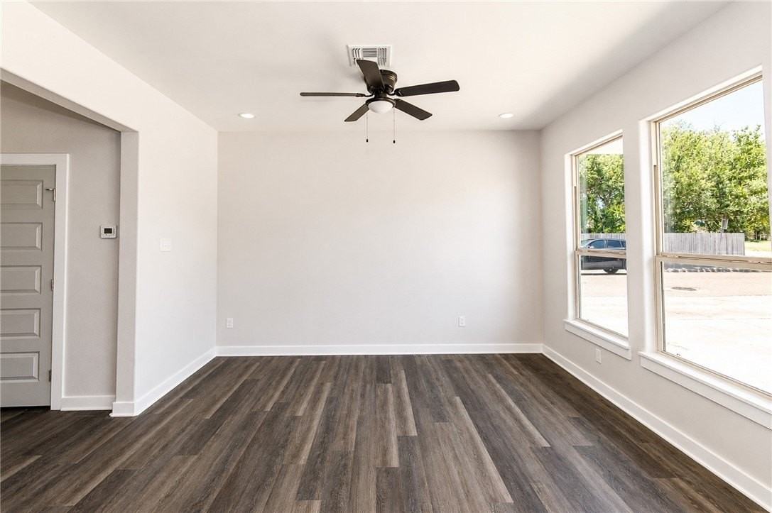 105 S Commonsway Dr - Photo 6 of 24