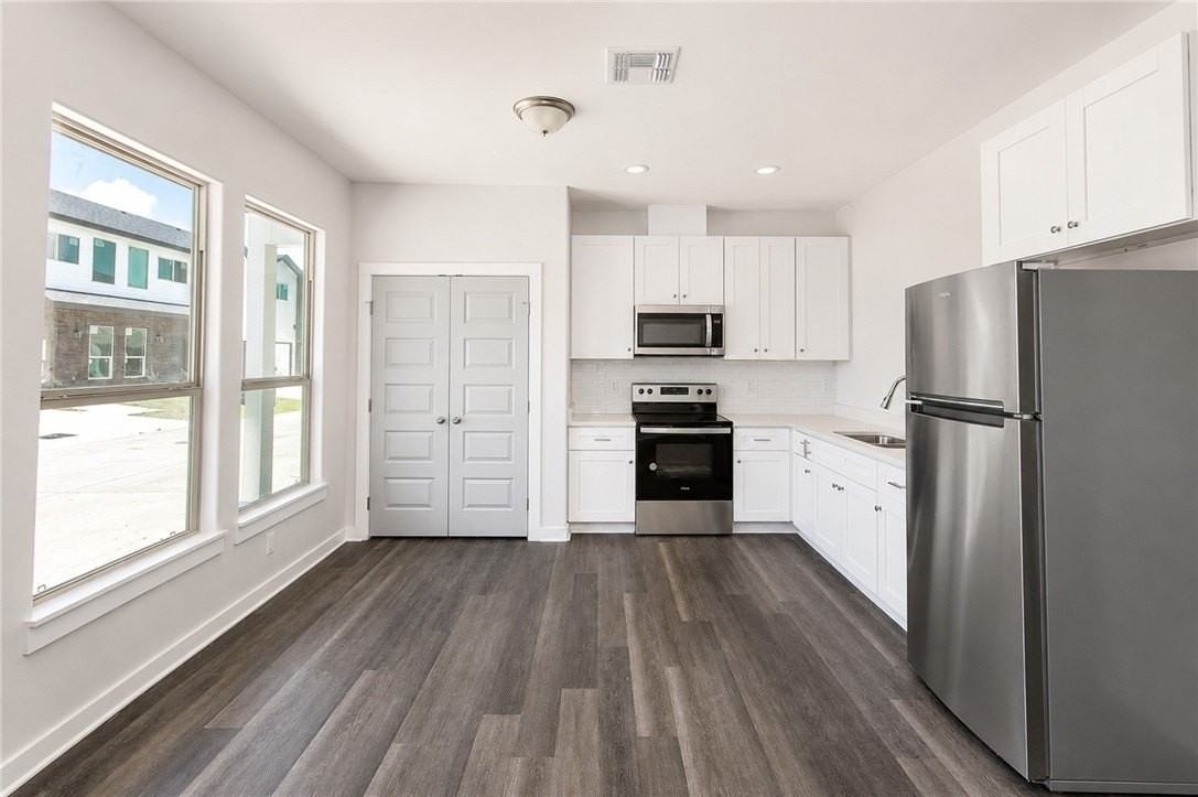 107 S Commonsway Dr - Photo 4 of 24