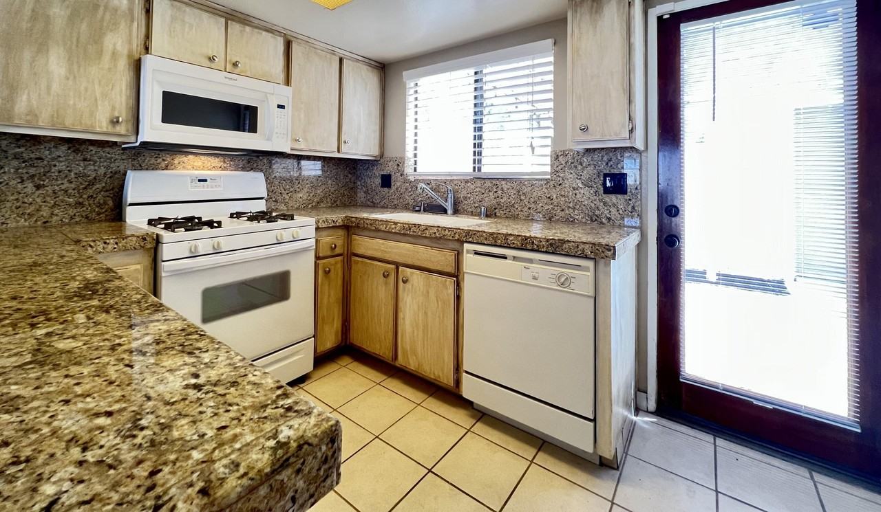 34001 Emily Way - Photo 2 of 25