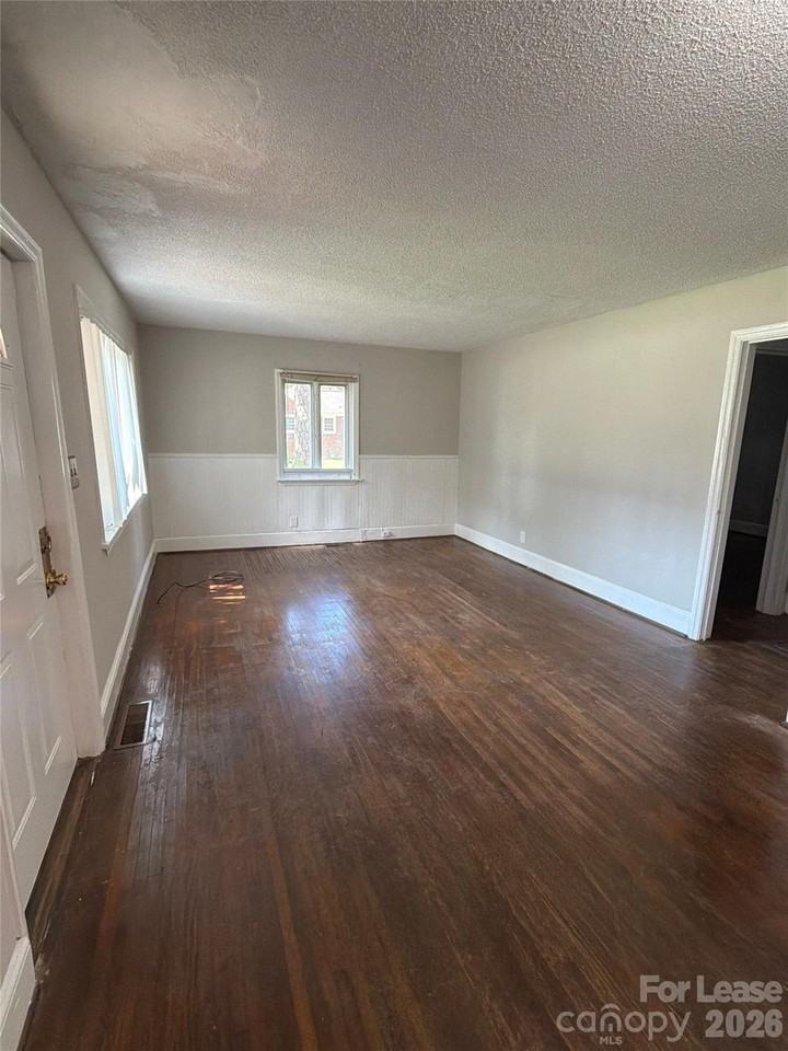 3526 Eastway Dr - Photo 2 of 9