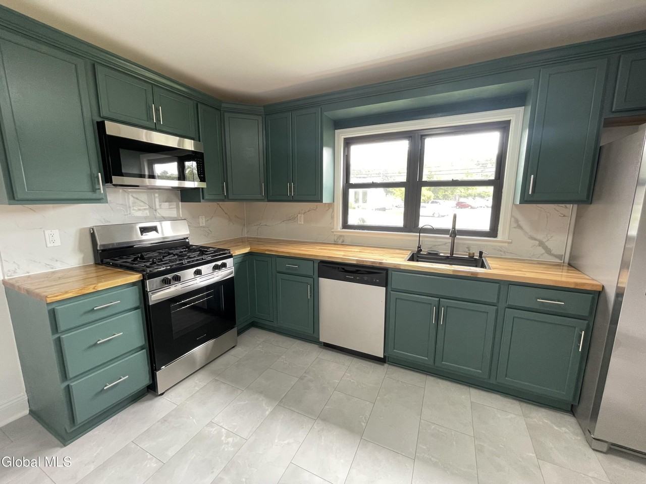 750 Columbia Tpke - Photo 6 of 33