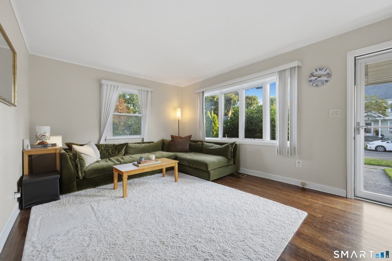 91 Bertrose Ave - Photo 3 of 27
