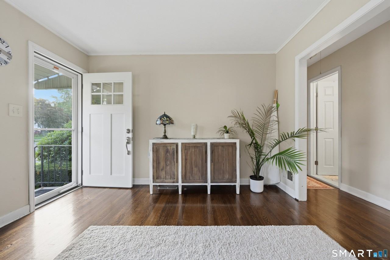 91 Bertrose Ave - Photo 4 of 27