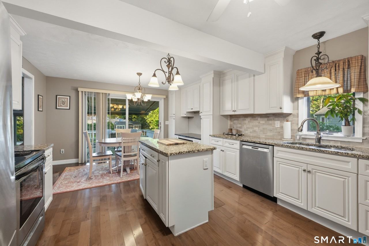 91 Bertrose Ave - Photo 6 of 27