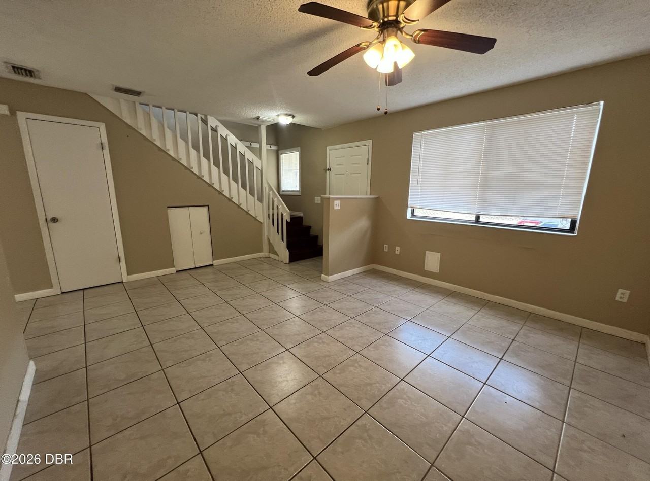100 E Baywood Sq - Photo 2 of 14