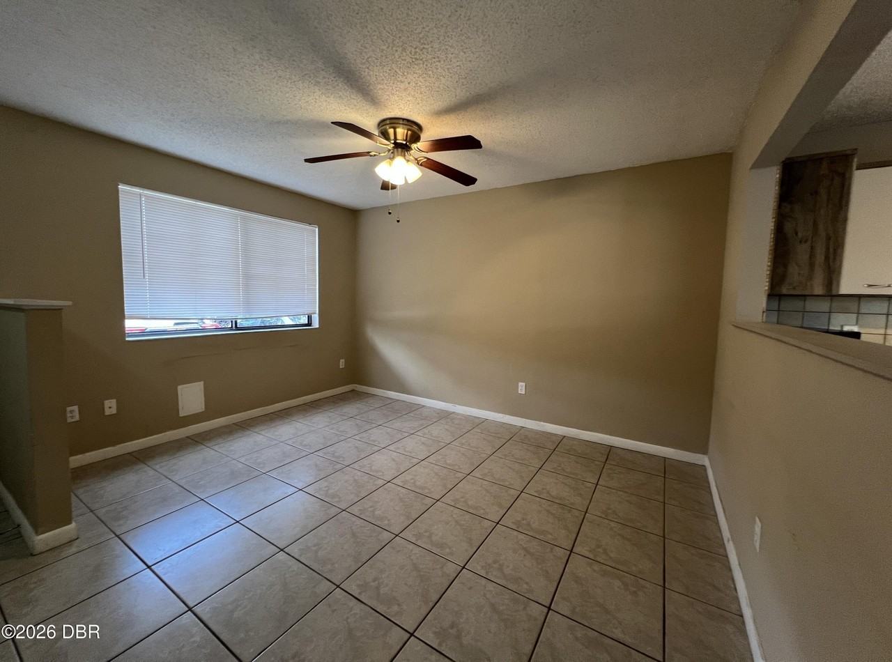 100 E Baywood Sq - Photo 3 of 14
