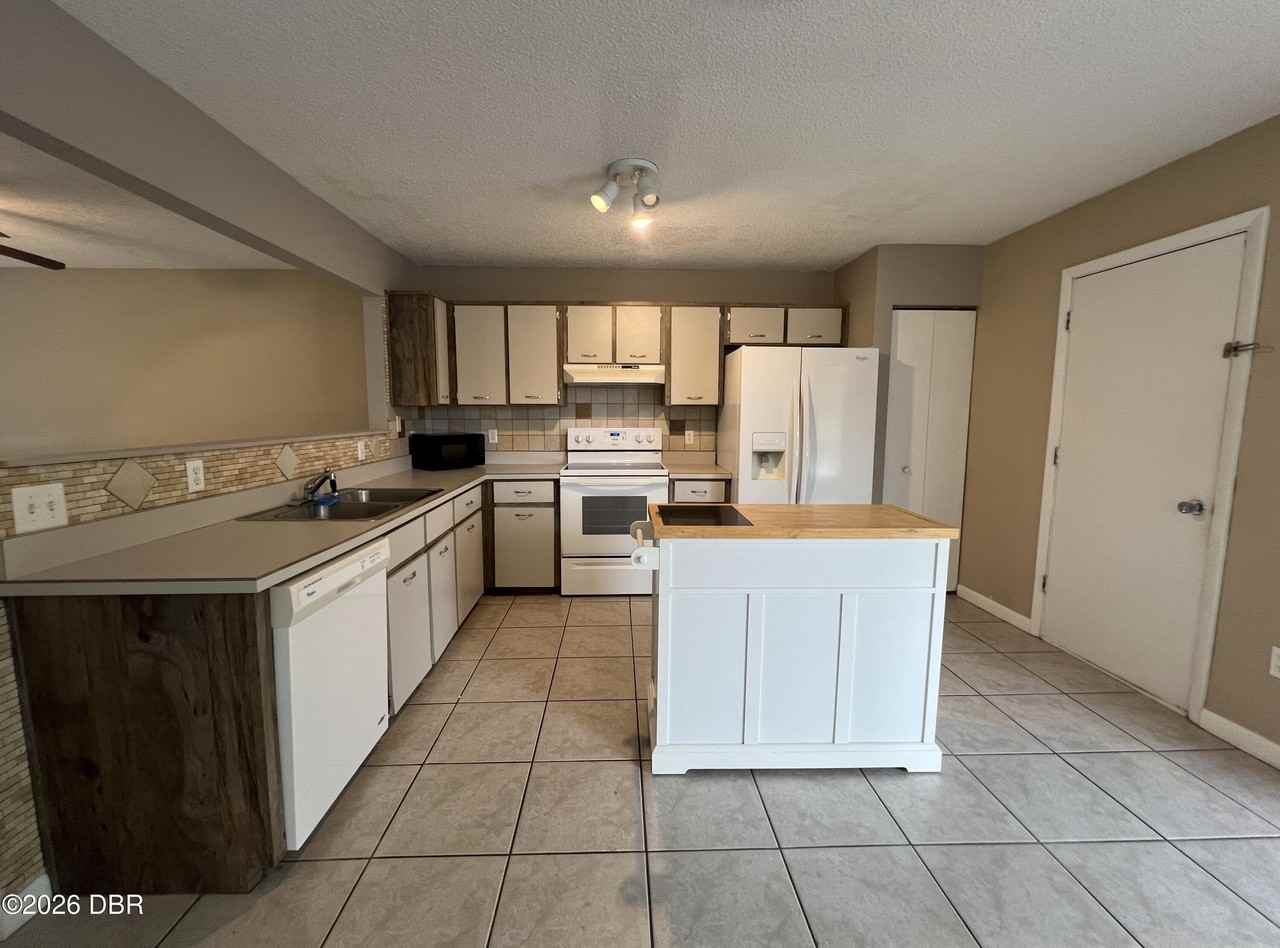 100 E Baywood Sq - Photo 4 of 14