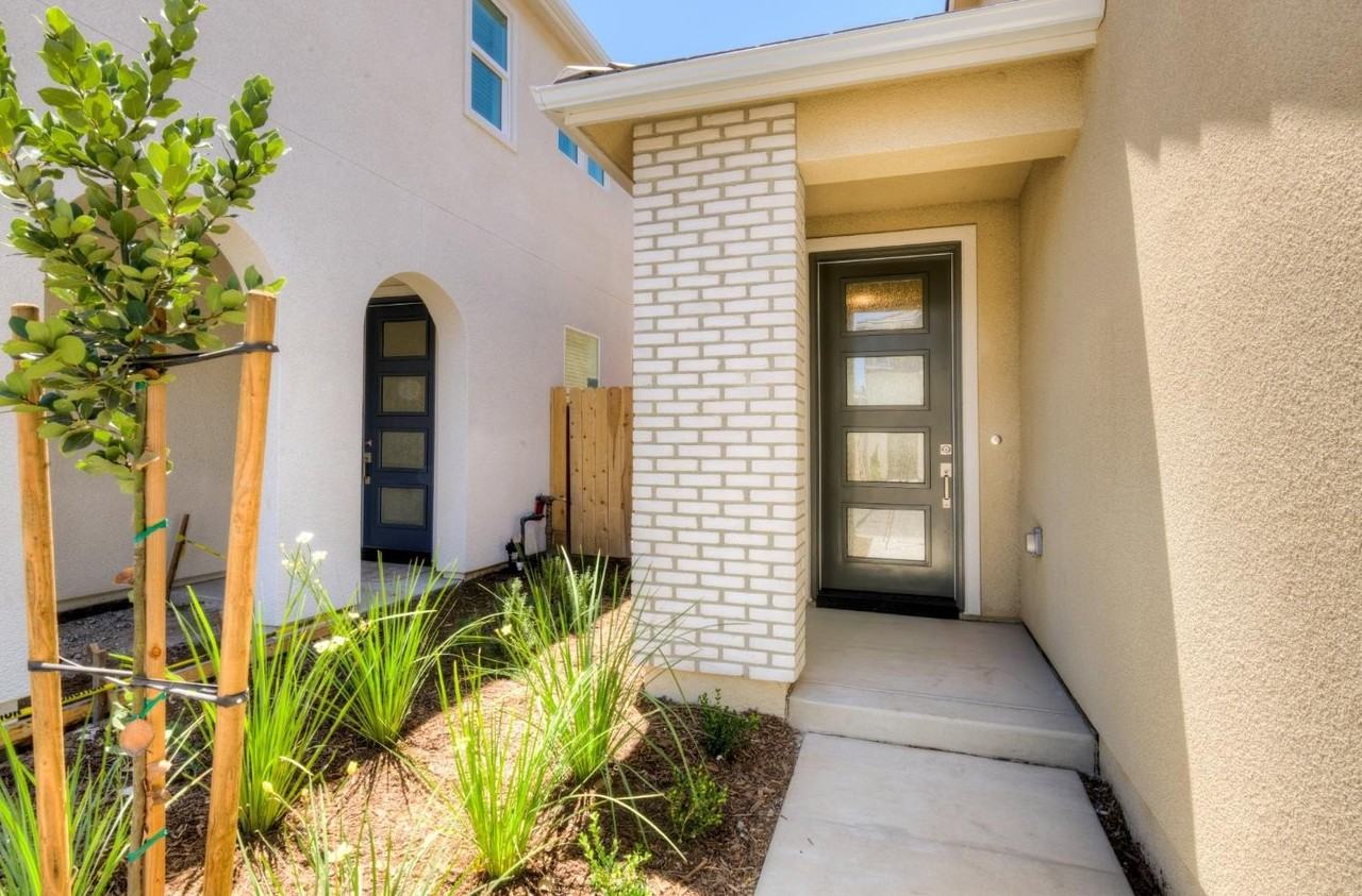 1498 Vintage Ln - Photo 3 of 19