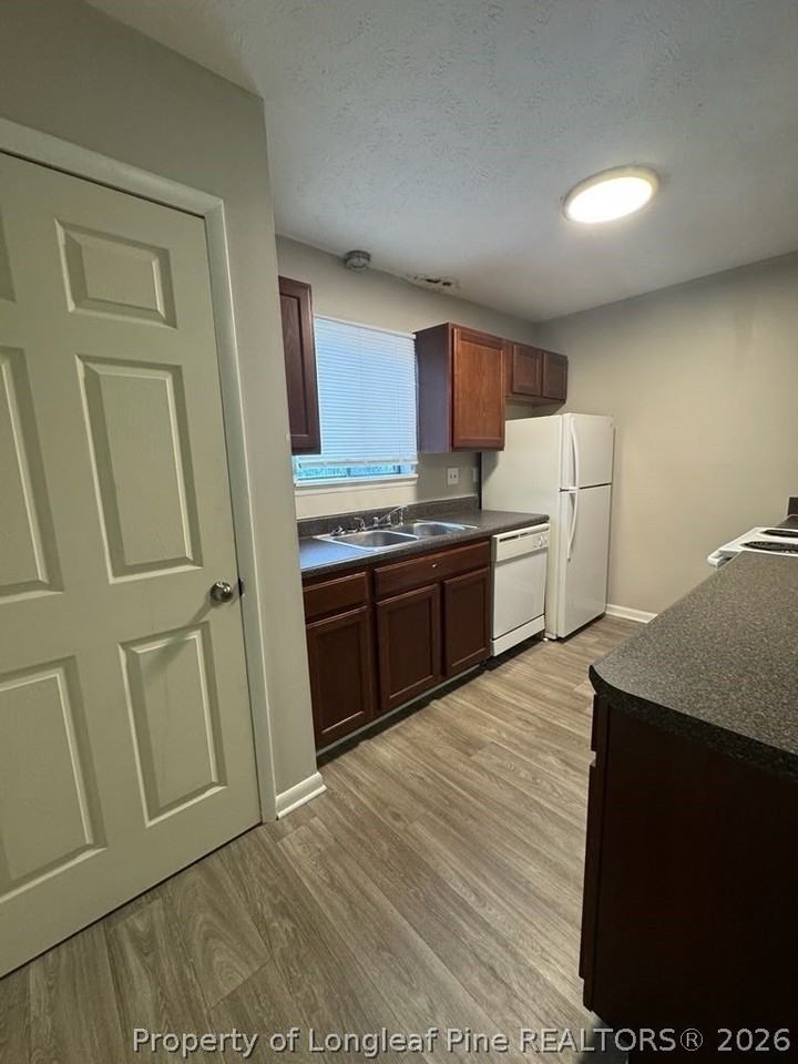 801 Applewood Ln - Photo 2 of 7