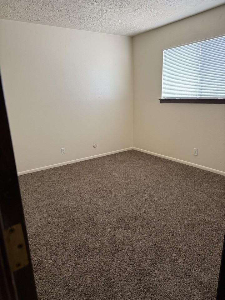 3101 Pennsylvania St Ne #8 - Photo 5 of 6