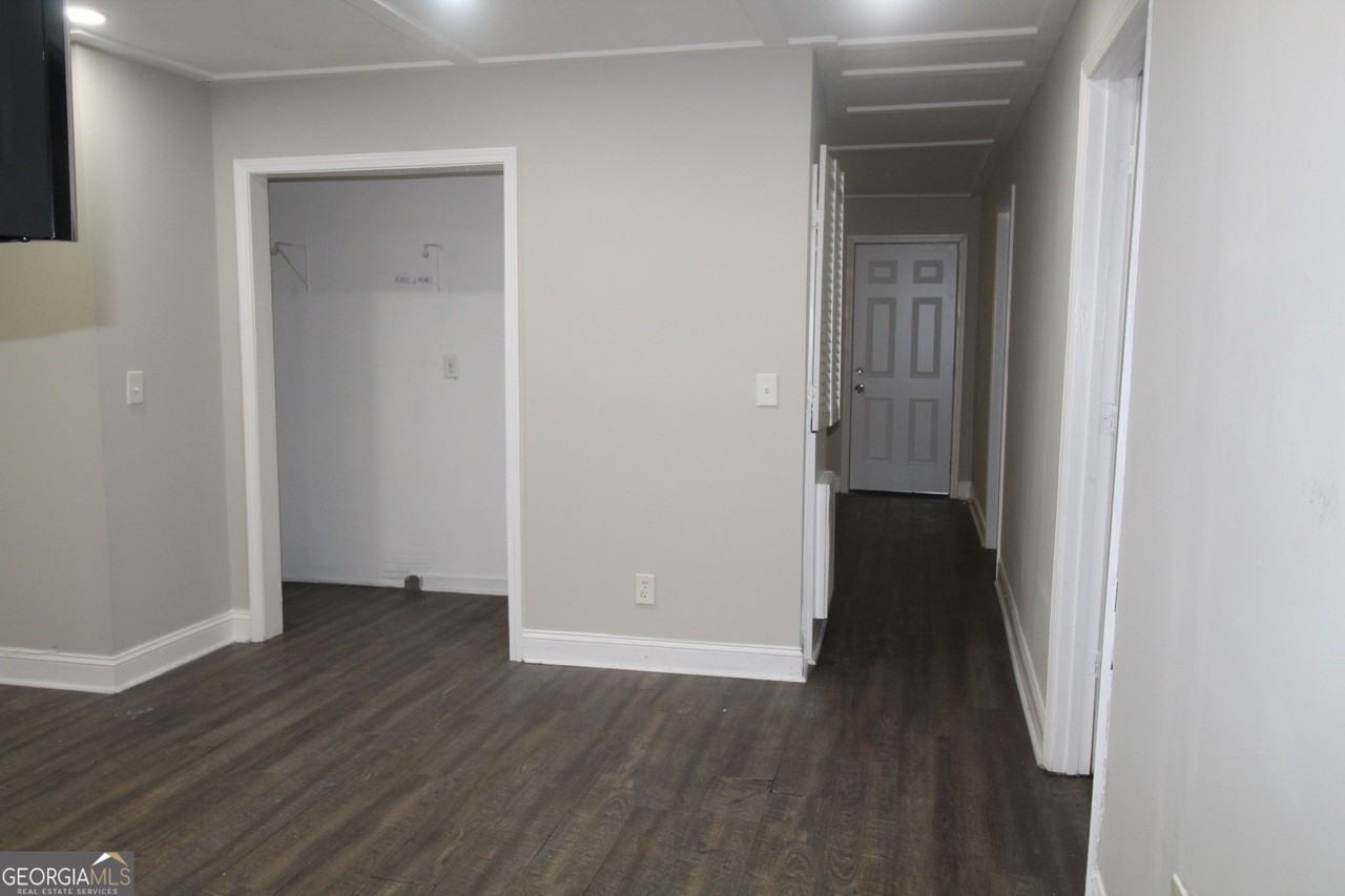 615 Snelson St - Photo 3 of 8