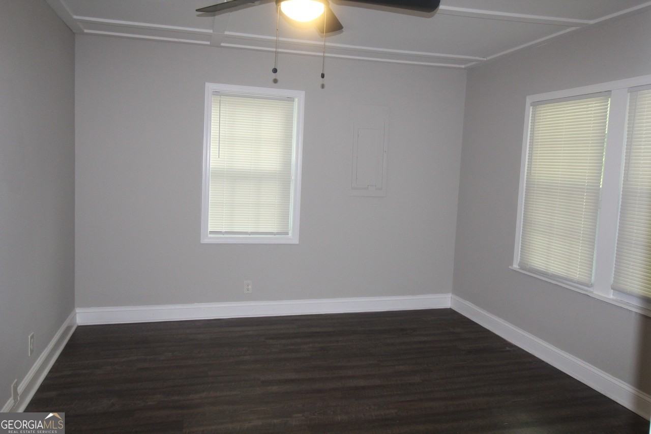 615 Snelson St - Photo 4 of 8