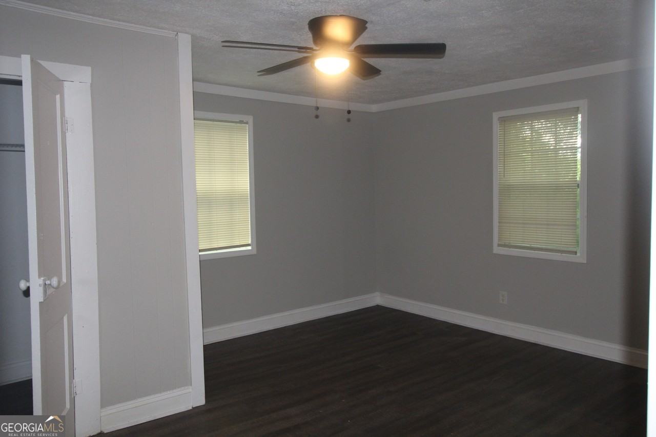 615 Snelson St - Photo 6 of 8
