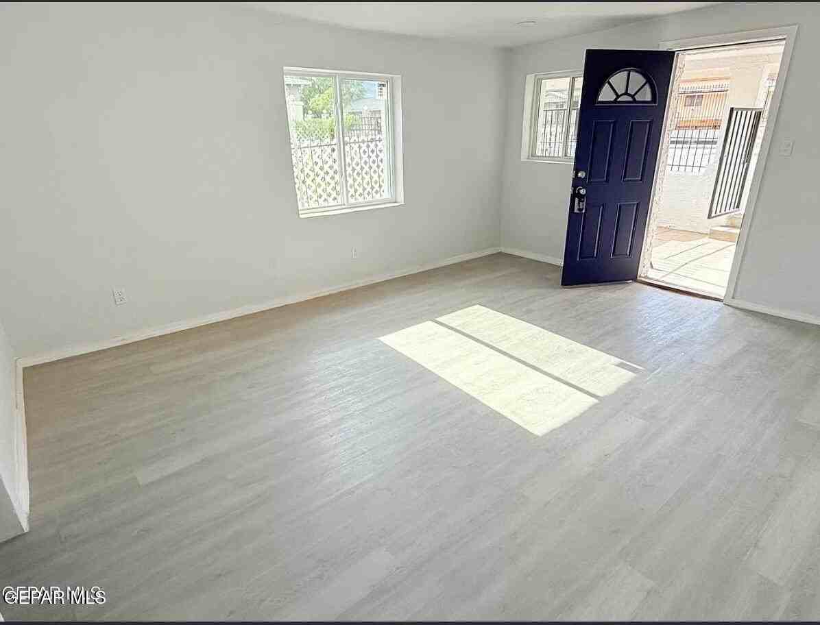 5658 Dailey Ave - Photo 4 of 15