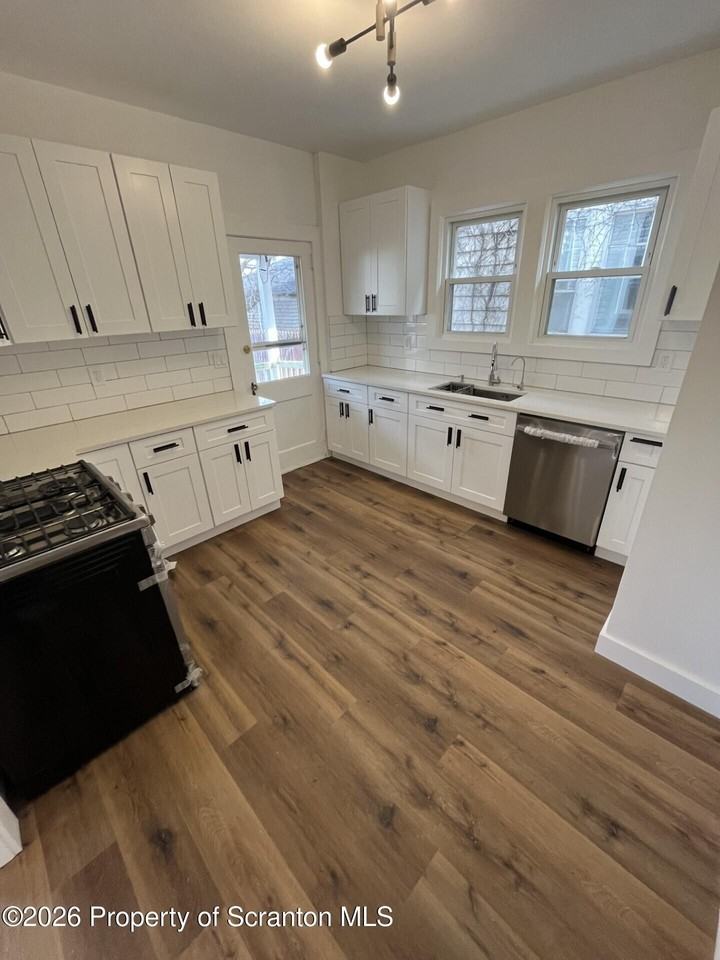 1139 Sanderson Ave - Photo 6 of 19
