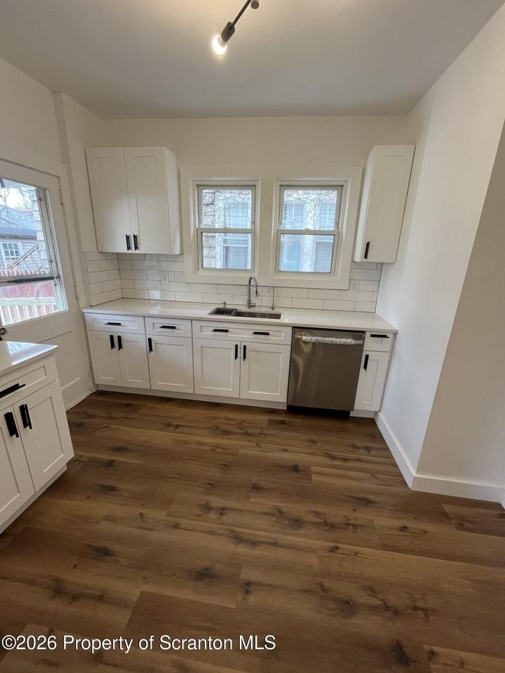 1139 Sanderson Ave - Photo 7 of 19
