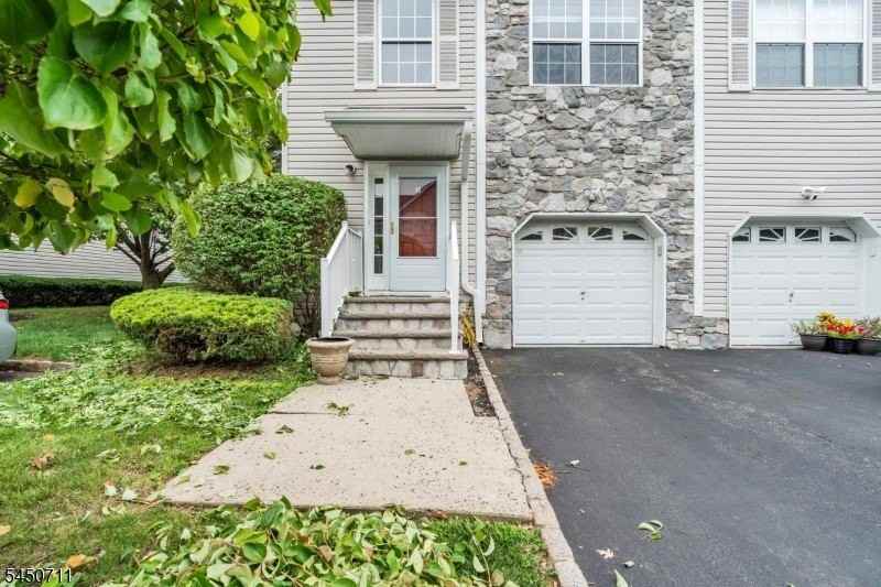 8 Edith Pl - Photo 4 of 40