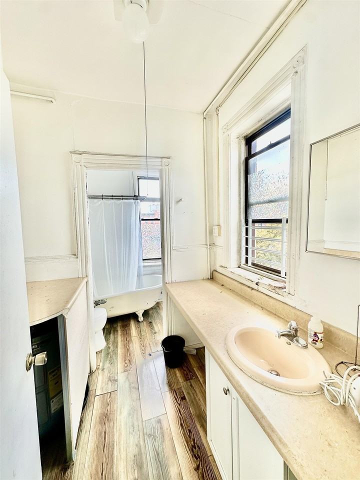 319 8th St #3R - Photo 5 of 11