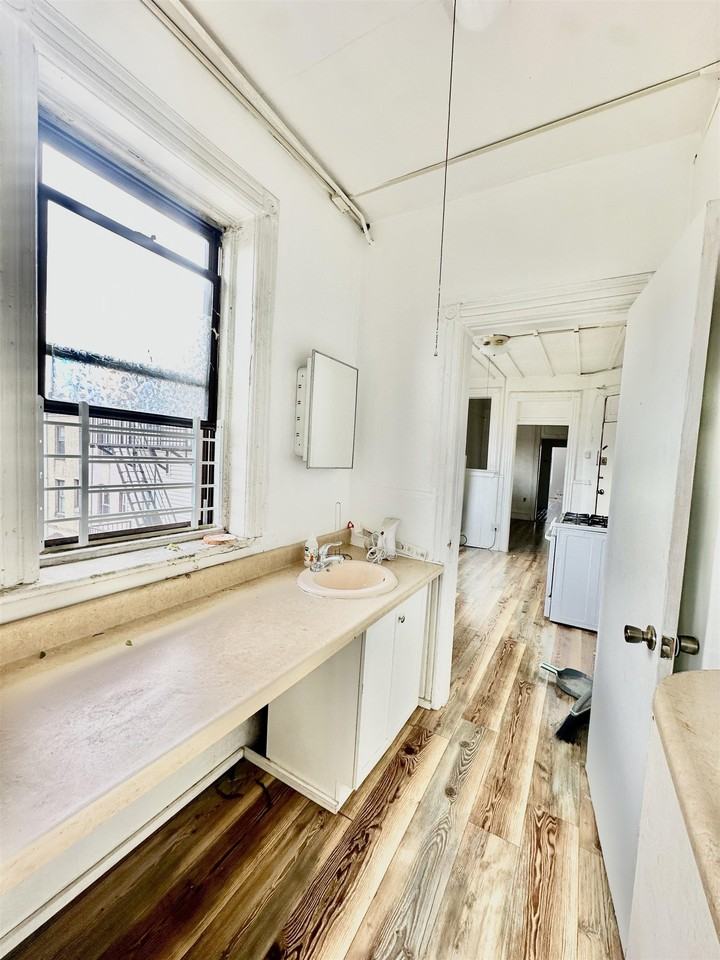 319 8th St #3R - Photo 7 of 11