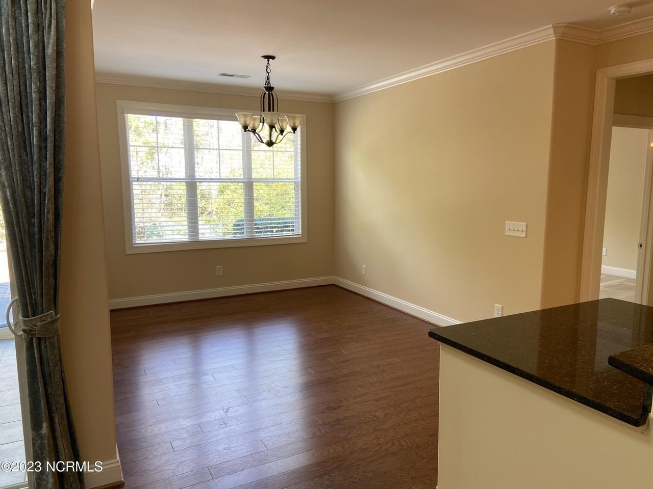 1113 Evangeline Dr - Photo 4 of 33