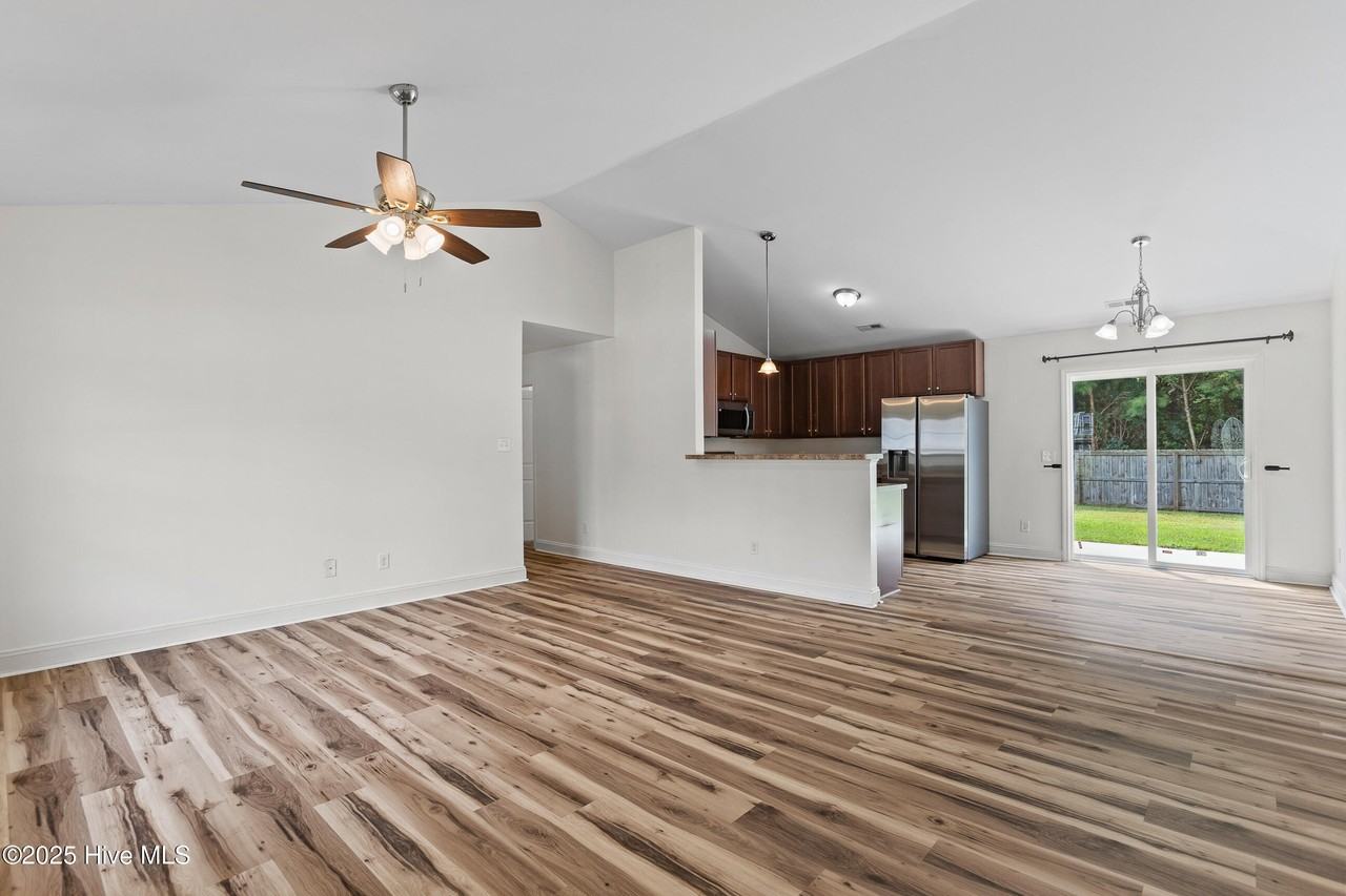 216 Jasmine Ln - Photo 5 of 26